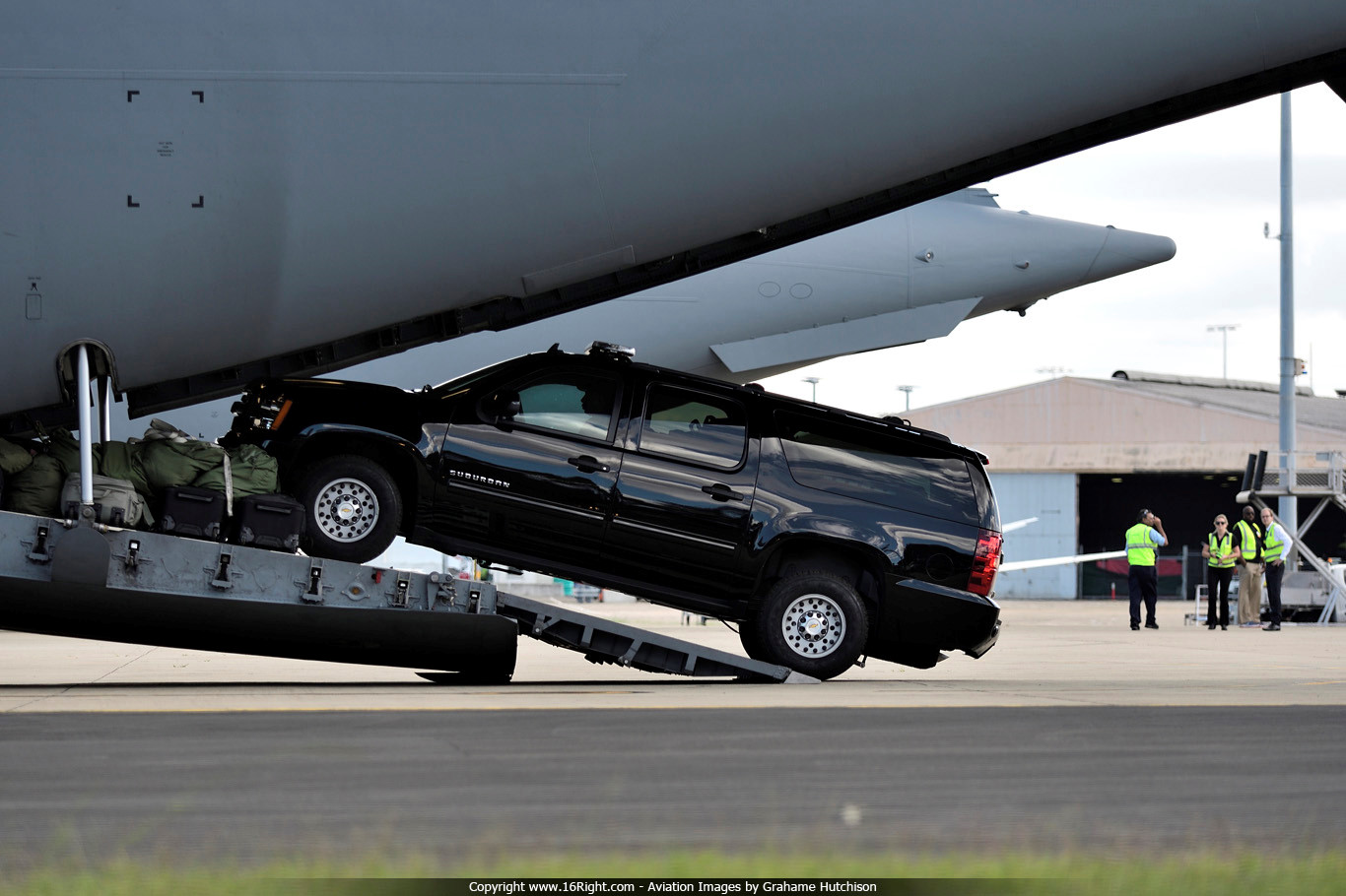 Ngựa thồ C-17 chở theo những gì đến Việt Nam cho TT Trump?